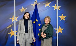 Elly Schlein and Elisa Ferreira in front of EU flag